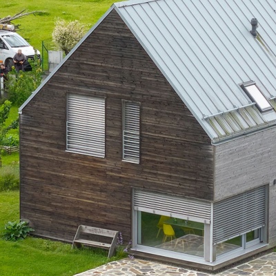 Mankovice</br></br>Jednoduchý moderní dům s velkými okny a vzdušným, světlým interiérem.